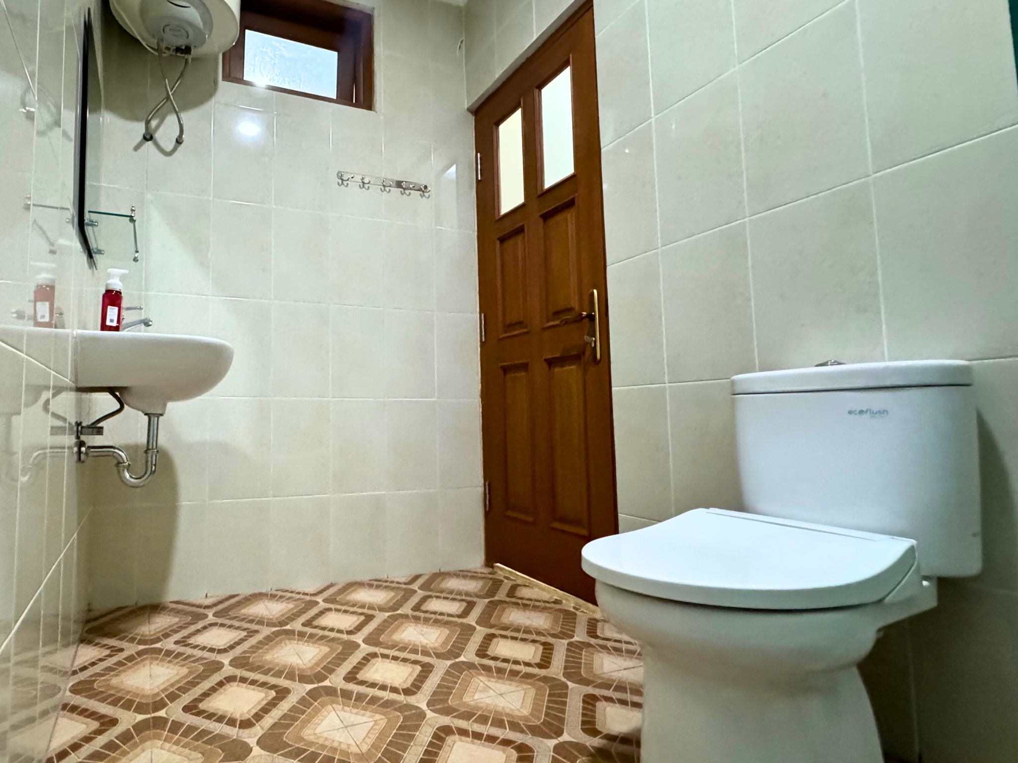 Toilet master bedroom bagian bawah