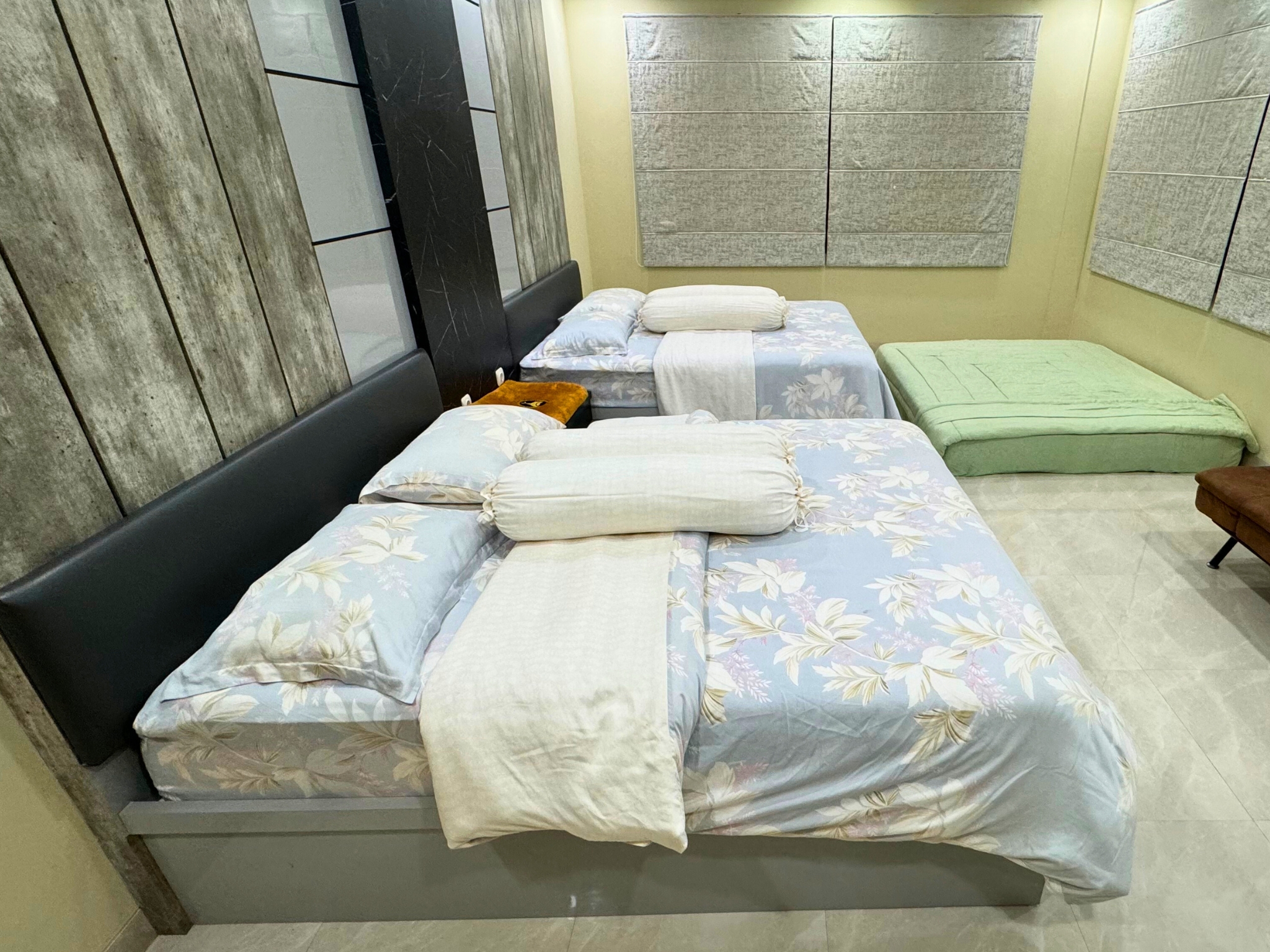 Bagian dalam kamar twin bed